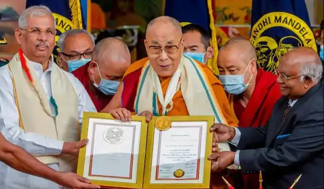 आध्यात्मिक गुरु दलाई लामा को किया गया गांधी मंडेला पुरस्कार से सम्मानित