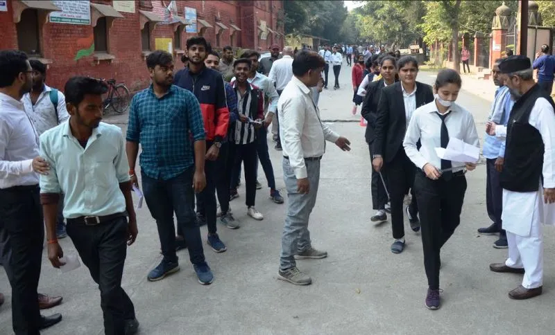 बरेली: LLB की परीक्षा में नकल के साथ पकड़े गए दो छात्र, प्राचार्य ने कही ये बात