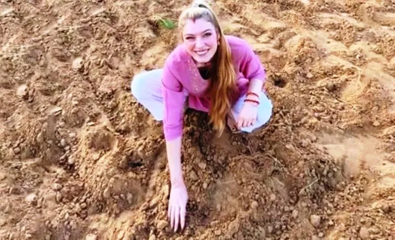 जर्मनी से आई बहू... माथे में सिंदूर लगाए गांव के खेतों में बो रही प्याज, देखें Video