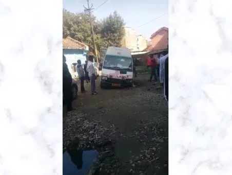 बरेली: कार्रवाई के डर से दीवार तोड़ दुरुस्त कराई सड़क, अब फंस रहीं एंबुलेंस