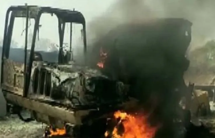  छत्तीसगढ़: नक्सलियों ने मशीनों, वाहनों और मोबाइल टावर में लगाई आग 