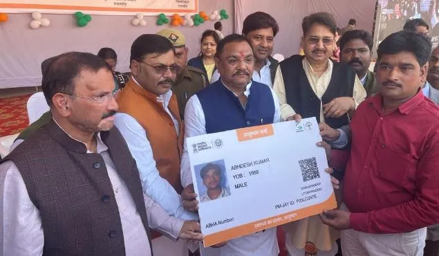 शाहजहांपुर: स्वास्थ्य मेला में पर्चा लेकर भटके मरीज, लापरवाही सामने आने पर सफाई देते रहे अफसर