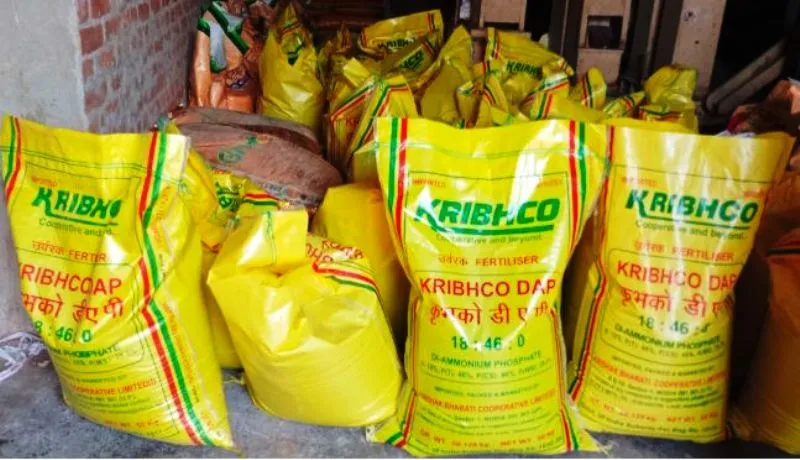 लखीमपुर-खीरी में पकड़ी गई नकली खाद की फैक्ट्री, हजारों बोरी उर्वरक बरामद