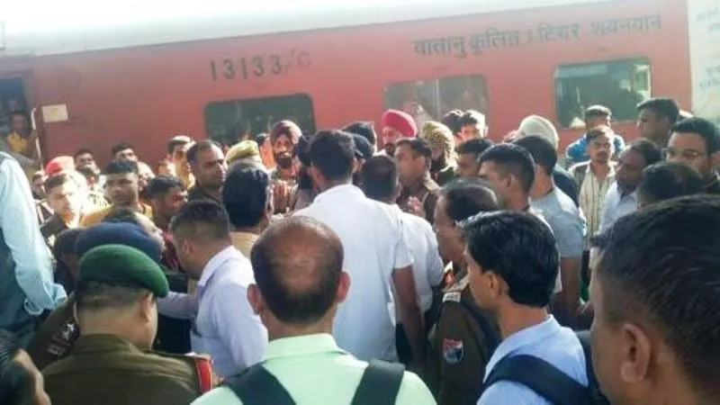 बरेली: फौजी को ट्रेन से धक्का देने के प्रकरण में डीसीएम ने की वेंडरों से पूछताछ