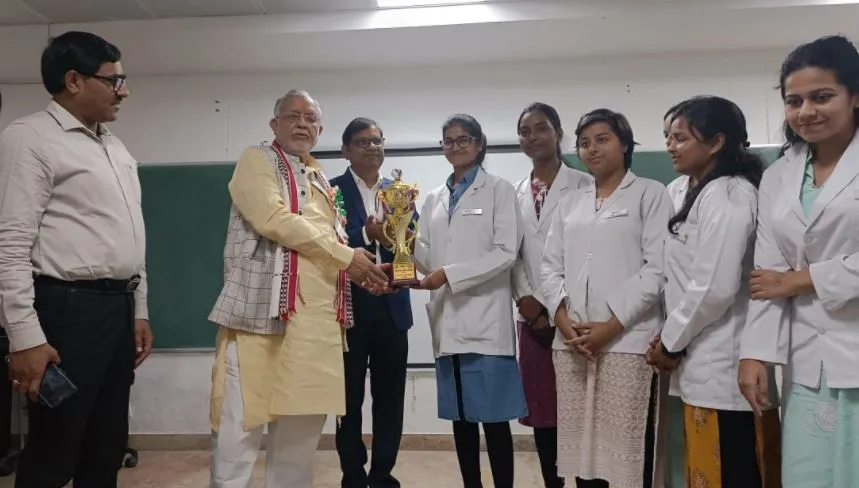 शाहजहांपुर: पुरस्कार पाकर गदगद हुए खेल प्रतियोगिता के विजेता मेडिकल छात्र