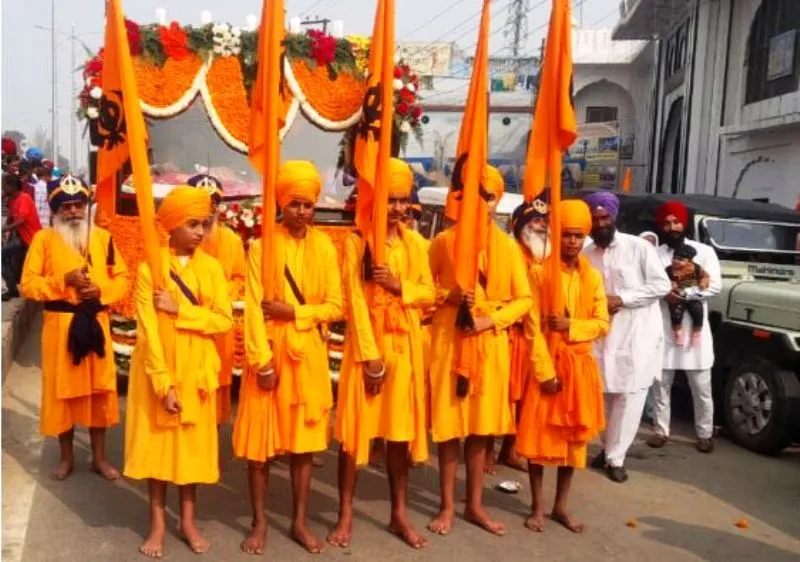 शाहजहांपुर: गुरु नानक देव के प्रकाशोत्सव पर्व पर निकाली गई कीर्तन यात्रा