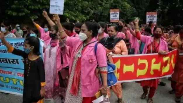 Odisha: आंगनवाड़ी कार्यकर्ता अनिश्चितकालीन धरने पर, 60,000 केंद्र बंद 