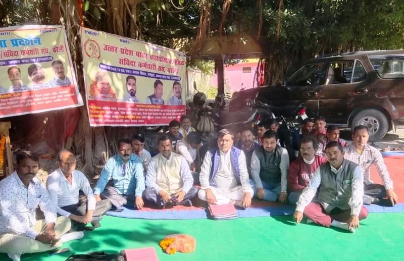 बरेली: संविदा कर्मचारियों का अनशन जारी, बोले-अधिकारी नहीं करा रहे जांच