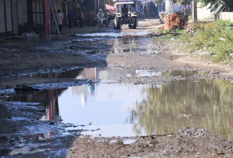 बरेली: 10 साल से जर्जर है बिलवा की 400 मीटर सड़क, गिरकर चोटिल हो रहे ग्रामीण 