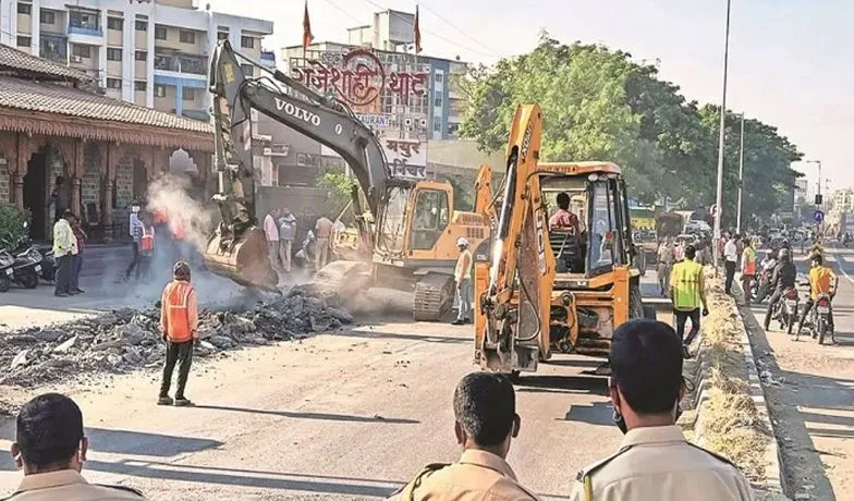 Pune: नवाले पुल पर सर्विस रोड के पास तोड़ा गया 35 अवैध ढांचे को 