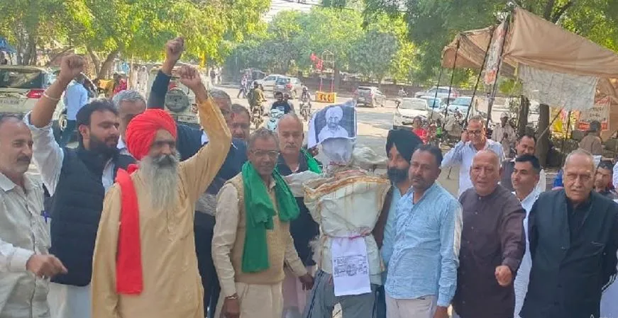 होशियारपुर: किसान संगठनों ने किया प्रदर्शन, मुख्यमंत्री का फूंका पुतला 