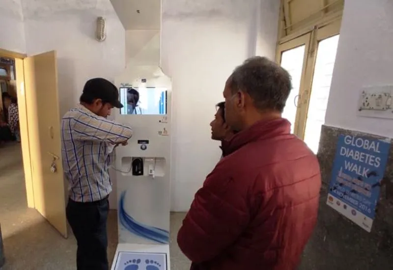 बरेली: जिला अस्पताल में लगे हेल्थ एटीएम में आई दरार, कंपनी के कर्मचारी ने की घंटों मशक्कत