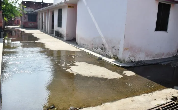 बरेली: जिला महिला अस्पताल में पूरे दिन बह रह पानी, आसपास हो रहा जलभराव