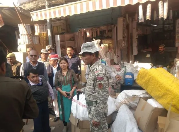 बरेली: शाहमतगंज मंडी में छापा मारकर एक क्विंटल पॉलीथिन जब्त, लगाया 10 हजार का जुर्माना