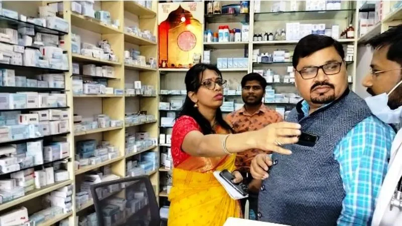 बरेली: एक्शन मोड में कमिश्नर, जनऔषधि केंद्र पर बिक रही थी प्राइवेट दवाइयां, किया सीज