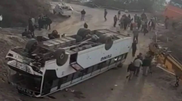 हिमाचल प्रदेश: बिलासपुर में बस के पलटने से 16 पर्यटक घायल, चालक के खिलाफ लापरवाही का मामला दर्ज 