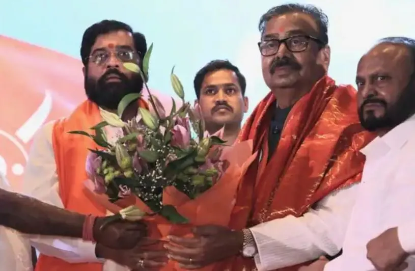 महाराष्ट्र की सियासत में ट्विस्ट, उद्धव ठाकरे गुट के सांसद कीर्तिकर ने थामा शिंदे का हाथ