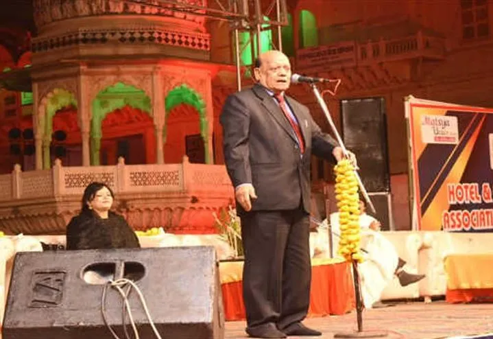 कवि सुरेंद्र शर्मा ने कहा- वर्तमान राजनीति में वफादारों की कीमत नहीं 