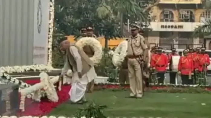 राज्यपाल कोश्यारी चप्पल पहन कर 26/11 के शहीदों को दी श्रद्धांजलि , कांग्रेस ने की आलोचना