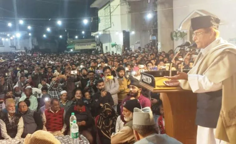 मैं आपके बच्चों के हाथों में कलम देना चाहता हूं और दुश्मन मेरे हाथों में हथकड़ी: आजम खान