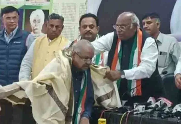 गुजरात: BJP के पूर्व मंत्री जयनारायण व्यास हुए कांग्रेस में शामिल 