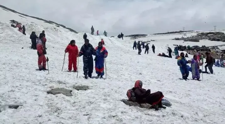 जनजातीय इलाकों में हिमपात से लकदक चोटियां पर्यटकों कर रही हैं आकर्षित