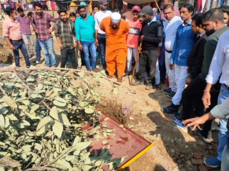 बरेली: कुतुबखाना फ्लाईओवर की खोदाई में निकला गहरा कुआं, देखने वालों का लगा मजमा