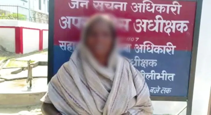 पीलीभीत: एसपी दफ्तर पर फूट-फूटकर रोई महिला, बोली- जहर खाऊं या फिर छोड़ दूं गांव