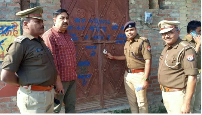 मुरादाबाद: गोकशी और गैंगस्टर के आरोपी पर प्रशासन का एक्शन, 18 लाख की संपत्ति कुर्क