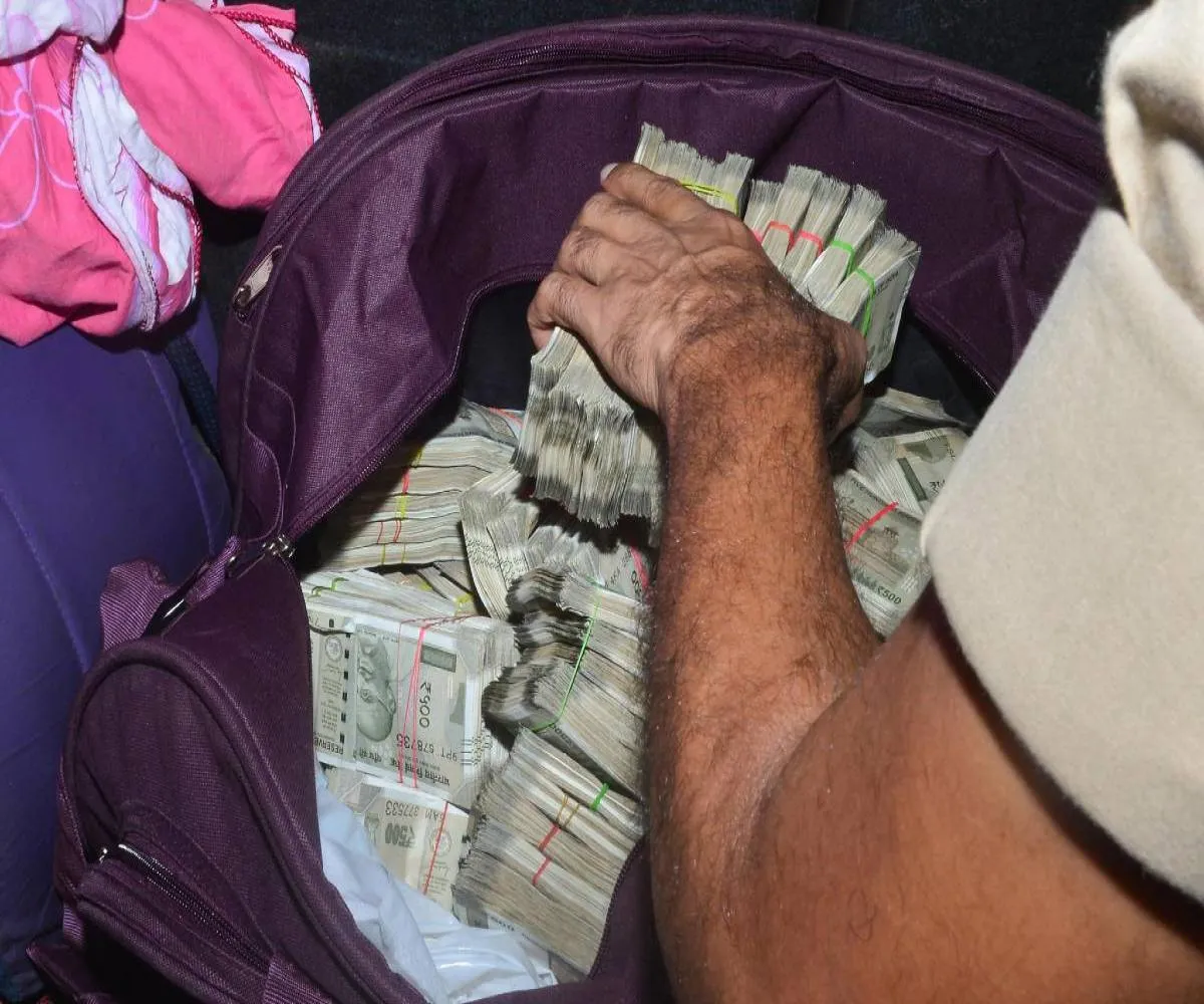 हल्द्वानी के सुनार का 26 लाख रुपया पिथौरागढ़ में पकड़ा