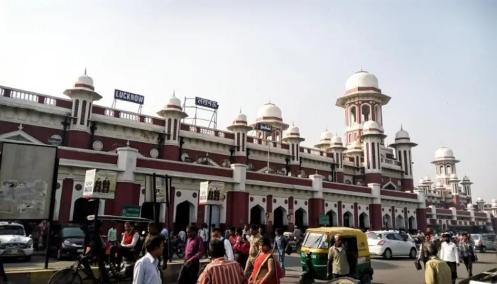 लखनऊ: पैसेंजर ट्रेन शुरू करने के लिए किसानों ने दिया धरना, स्टेशन मास्टर को सौंपा ज्ञापन
