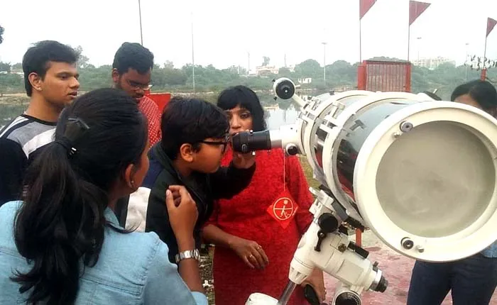 लखनऊ: शहर में लोगों ने चंद्र ग्रहण का किया दर्शन