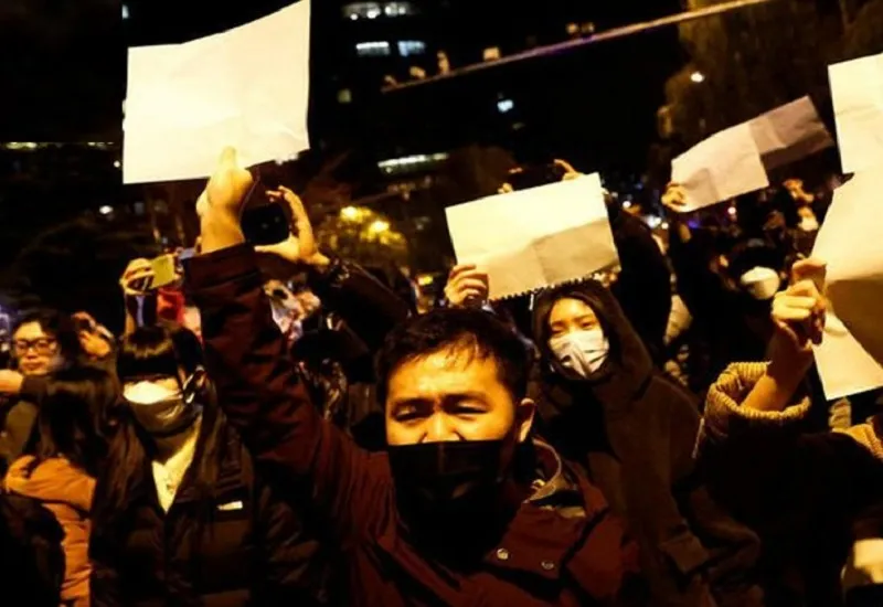 चीन के शहरों में पुलिसकर्मी तैनात, कोविड-19 पाबंदियों के खिलाफ प्रदर्शन थमे