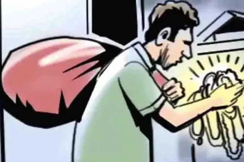 बरेली: चोरों ने घर को बनाया अपना निशाना, कमरे में रखा सामान और पांच हजार रुपये ले उड़े