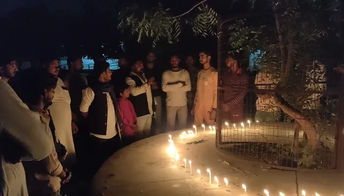 हमीरपुर: मृत आत्मा की शांति के लिए कैंडल मार्च निकाल मांगी दुआ