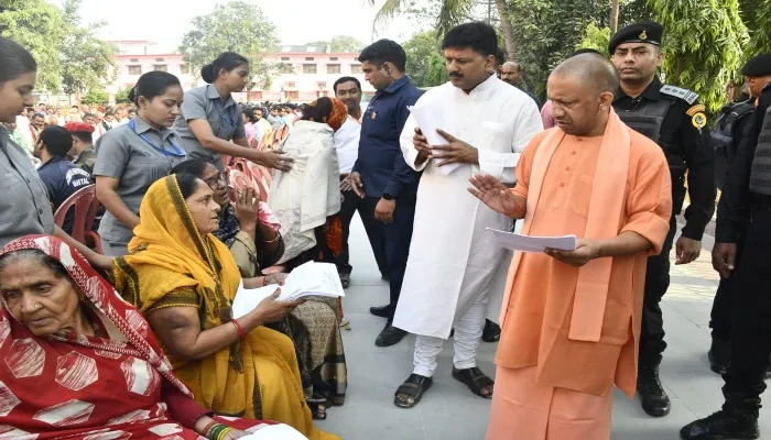 गोरखपुर: सीएम ने जनता दर्शन में सुनी समस्याएं, दिए निर्देश