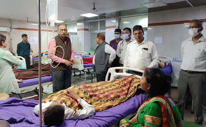 लखनऊ में डेंगू का डंक, बढ़ रहे मरीज, डीएम ने देखी अस्पताल की व्यवस्था, स्कूलों के लिए जारी की एडवाइजरी
