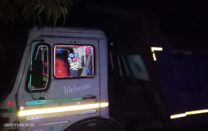 लखनऊ: माल में अवैध खनन जारी, मिट्टी लदे डंफर को ग्रामीणों ने रोंक पुलिस को सौंपा