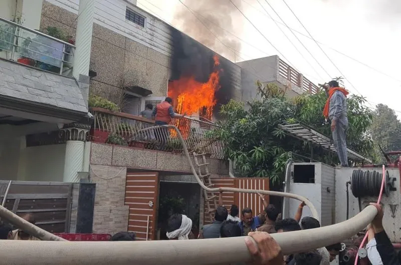    लखनऊ: विकास नगर स्थित घर में लगी आग, दमकल कर्मियों ने सभी को सुरक्षित निकाला बाहर