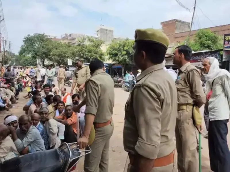 आगरा: खाद के लिए लगी लंबी लाइन, पुलिस की निगरानी में हो रहा वितरण 