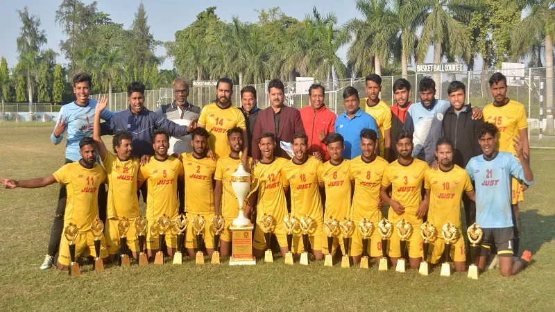 मुरादाबाद: वाराणसी ने 3-2 से जीती खिताबी जंग, सिटी मजिस्ट्रेट ने ट्राफी देकर किया सम्मानित