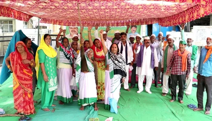 लखनऊ: मुआवजे को लेकर किसानों का एलडीए मुख्यालय पर धरना जारी, कहा- दिल्ली से बड़ा आंदोलन करेंगे