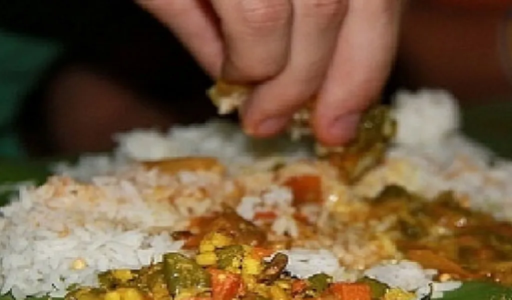 छत्तीसगढ़: दूषित भोजन खाने से एक दर्जन बच्चे बीमार, अस्पताल में भर्ती