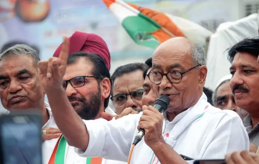 भारत जोड़ो यात्रा: दिग्विजय सिंह जमीन पर गिरे, कांग्रेस ने MP की सड़कों को ठहराया जिम्मेदार