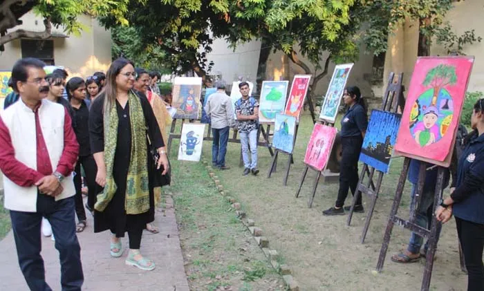 लखनऊ विश्वविद्यालय: पेटिंग प्रतियोगिता में दिखी स्वच्छ भारत की तस्वीर