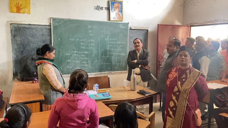 अमरोहा: डीएम ने किया प्राथमिक विद्यालय का निरीक्षण, बोले- यह समय खाना खाने का नहीं, बच्चों को पढ़ाने का है