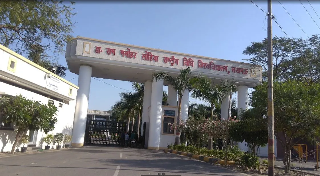 लखनऊ: विधि विश्वविद्यालय में रैगिंग मामले की जांच के लिए प्रॉक्टर ने की बैठक, सीसी टीवी फुटेज मांगी गई 