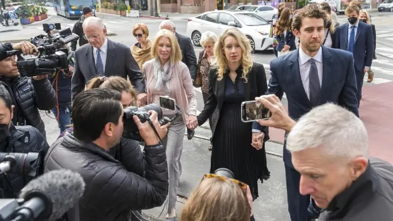 निवेशकों से धोखाधड़ी के आरोप में थेरानोस की संस्थापक Elizabeth Holmes को जेल, कोर्ट ने सुनाई 11 साल की सजा