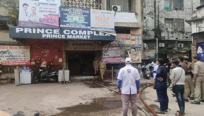 लखनऊ: कोचिंग में लगी आग, कई बच्चे फंसे, दमकल की कई गाड़ियां मौजूद