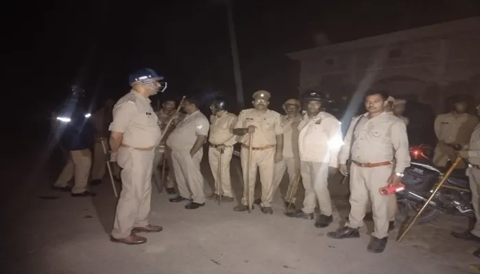 गोंडा: भवन निर्माण को रोकने गए पुलिसकर्मियों पर हमला, चार घायल